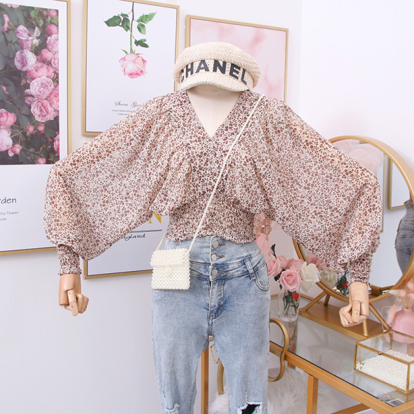 Női blúz spitz nyakkivágással és széles ujjakkal