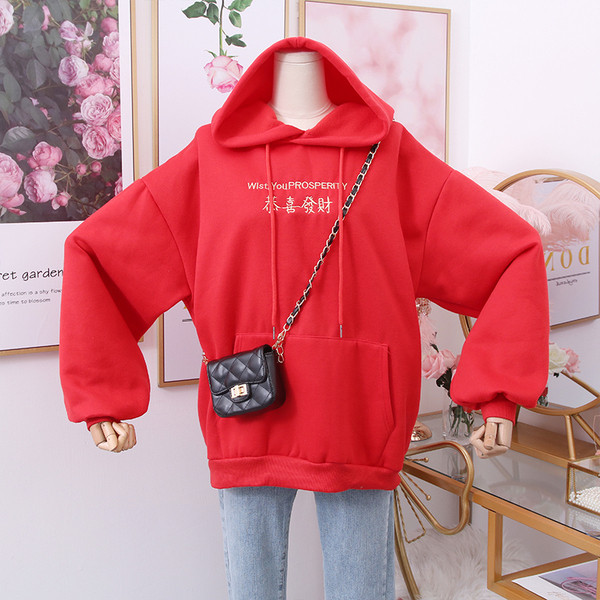 Napi női pulóver kapucnival és zsebbel