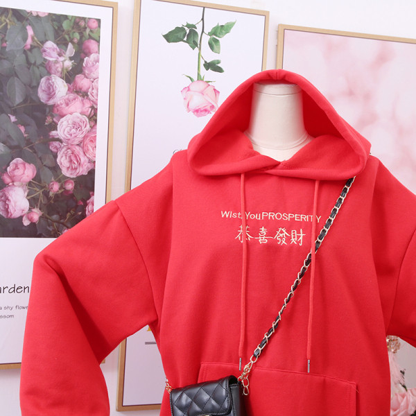 Napi női pulóver kapucnival és zsebbel