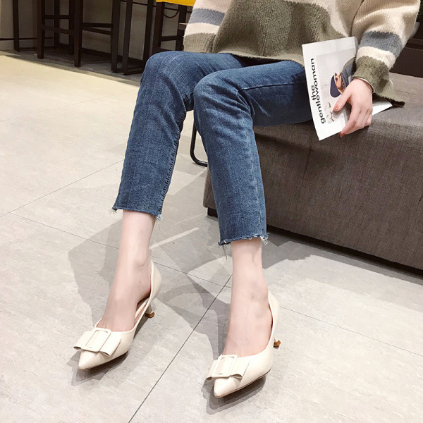 Női modern cipő hegyes modell alacsony sarkú fekete-fehér színben