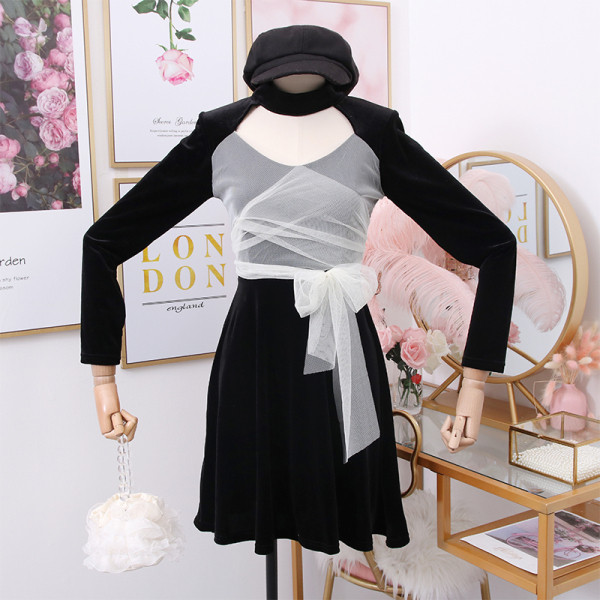 Tüll, ovális nyakkivágású, hosszú ujjú női ruha