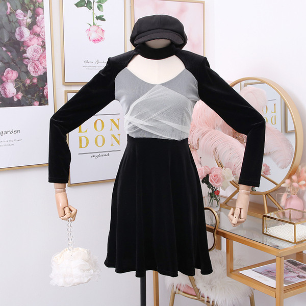 Tüll, ovális nyakkivágású, hosszú ujjú női ruha