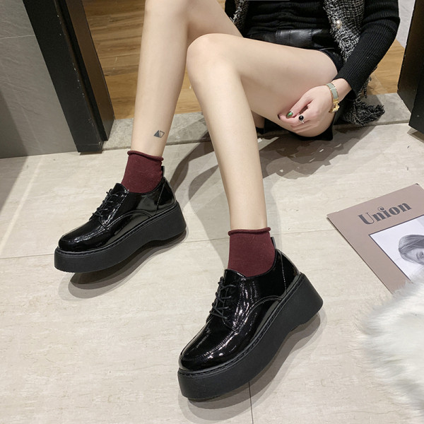 Női bőr alkalmi cipő lapos talppal, fekete színben - két modell