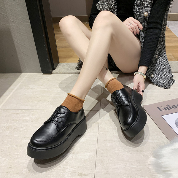 Női bőr alkalmi cipő lapos talppal, fekete színben - két modell