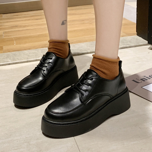 Női bőr alkalmi cipő lapos talppal, fekete színben - két modell