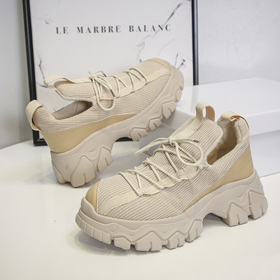 Női tornacipő új modellje durva talppal, fekete és bézs színben, az őszi télhez illően