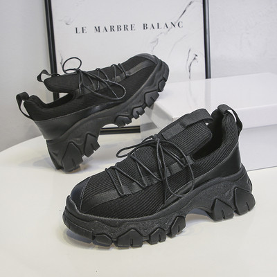 Női tornacipő új modellje durva talppal, fekete és bézs színben, az őszi télhez illően