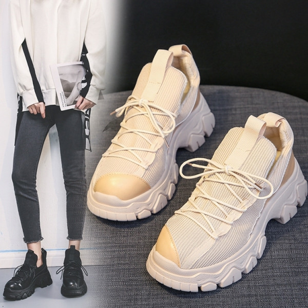 Női tornacipő új modellje durva talppal, fekete és bézs színben, az őszi télhez illően