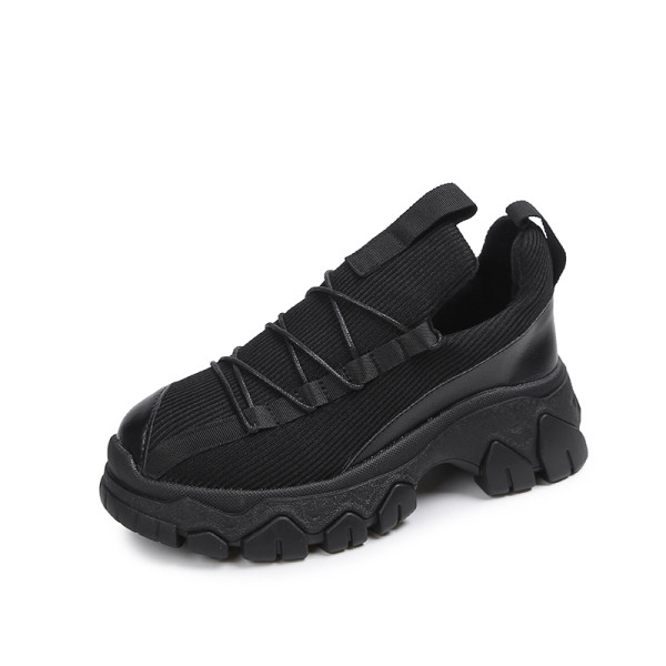 Női tornacipő új modellje durva talppal, fekete és bézs színben, az őszi télhez illően