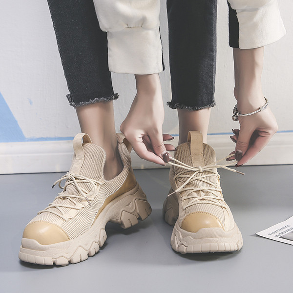 Női tornacipő új modellje durva talppal, fekete és bézs színben, az őszi télhez illően