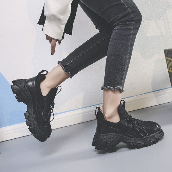 Női tornacipő új modellje durva talppal, fekete és bézs színben, az őszi télhez illően