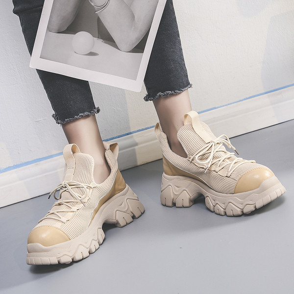 Női tornacipő új modellje durva talppal, fekete és bézs színben, az őszi télhez illően