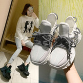 Sportos-alkalmi női tornacipő színes fűzővel és durva talppal fekete, sárga és fehér színben