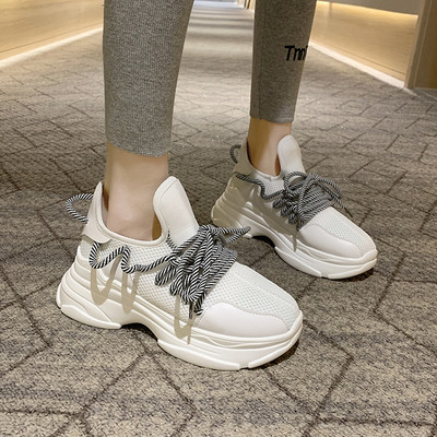 Sportos-alkalmi női tornacipő színes fűzővel és durva talppal fekete, sárga és fehér színben