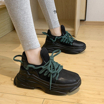 Sportos-alkalmi női tornacipő színes fűzővel és durva talppal fekete, sárga és fehér színben