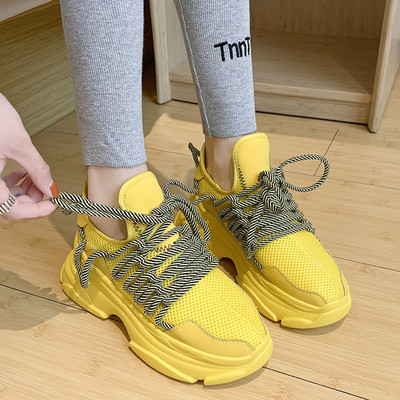 Sportos-alkalmi női tornacipő színes fűzővel és durva talppal fekete, sárga és fehér színben