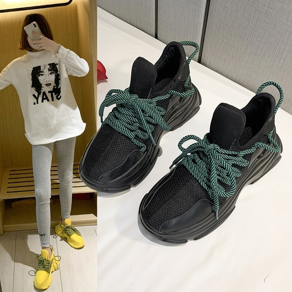 Sportos-alkalmi női tornacipő színes fűzővel és durva talppal fekete, sárga és fehér színben