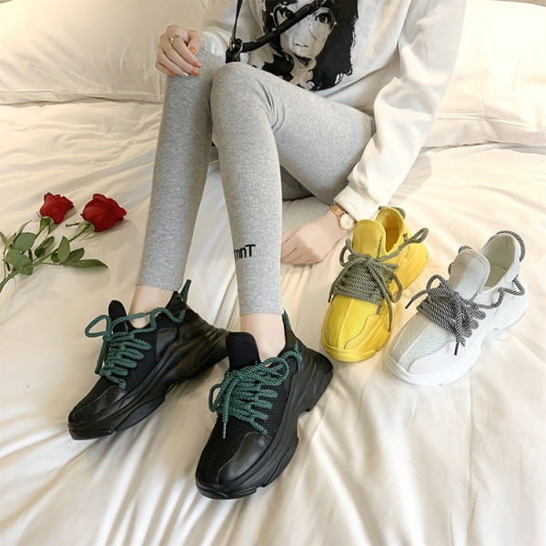 Sportos-alkalmi női tornacipő színes fűzővel és durva talppal fekete, sárga és fehér színben