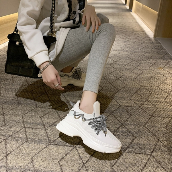 Sportos-alkalmi női tornacipő színes fűzővel és durva talppal fekete, sárga és fehér színben