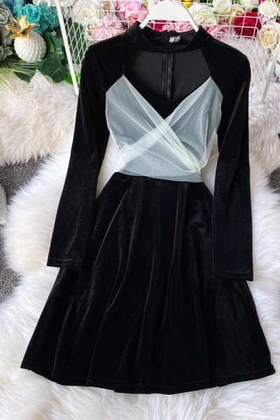 Rövid női bársonyruha hosszú ujjal és ovális nyakkivágással