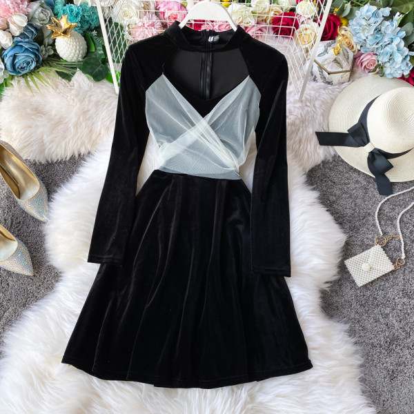 Rövid női bársonyruha hosszú ujjal és ovális nyakkivágással