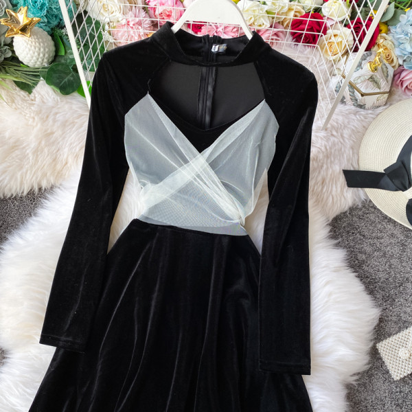 Rövid női bársonyruha hosszú ujjal és ovális nyakkivágással