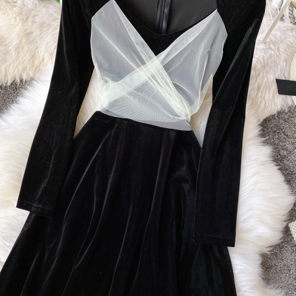 Rövid női bársonyruha hosszú ujjal és ovális nyakkivágással