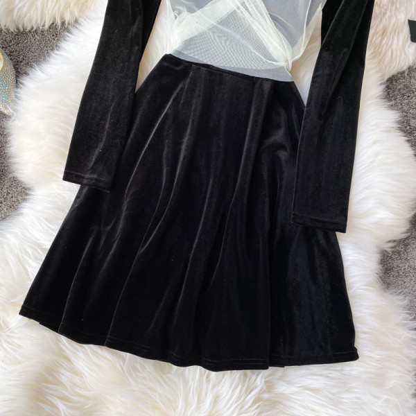 Rövid női bársonyruha hosszú ujjal és ovális nyakkivágással