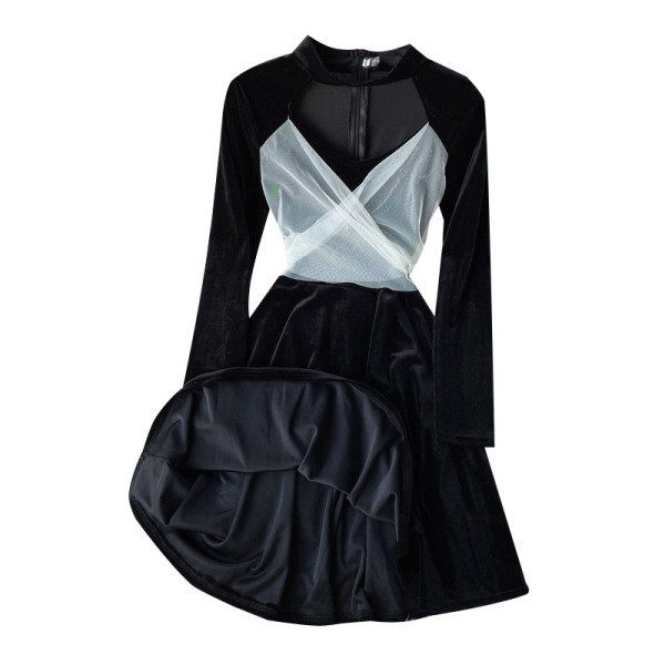 Rövid női bársonyruha hosszú ujjal és ovális nyakkivágással