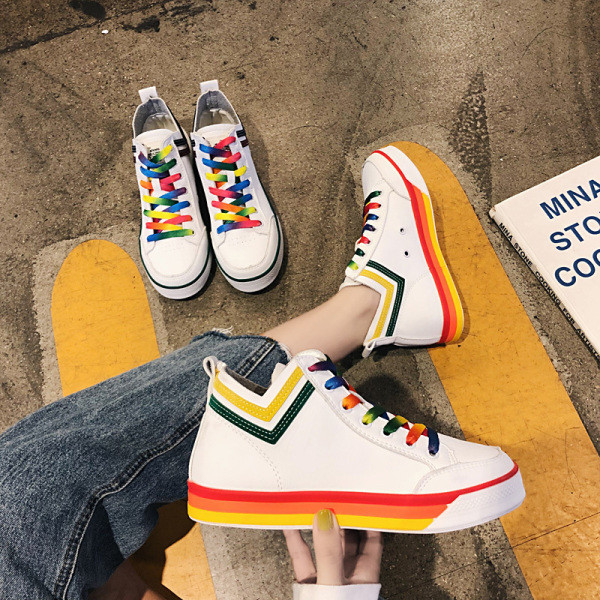 Női tavaszi-őszi tornacipő színes nyakkendőkkel, lapos talppal, fehér színben