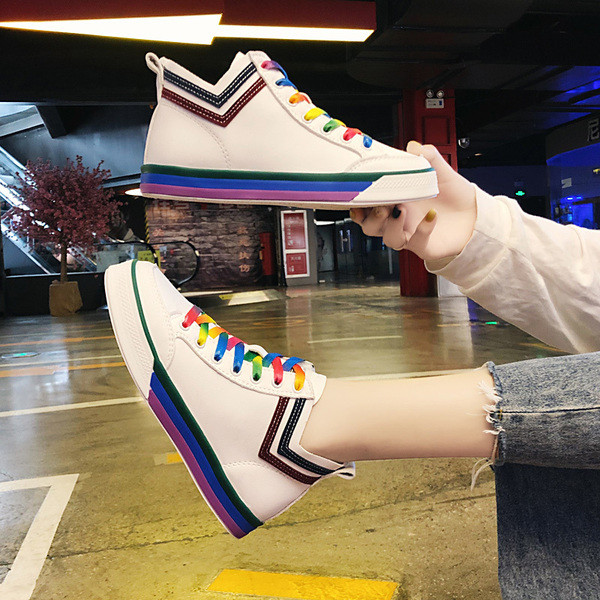 Női tavaszi-őszi tornacipő színes nyakkendőkkel, lapos talppal, fehér színben