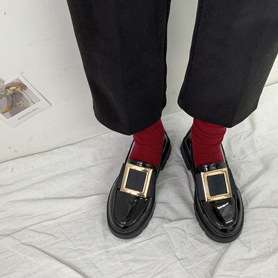 Alkalmi női lakkcipő arany és ezüst csattal fekete színben