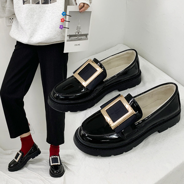 Alkalmi női lakkcipő arany és ezüst csattal fekete színben