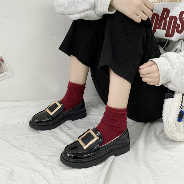 Alkalmi női lakkcipő arany és ezüst csattal fekete színben