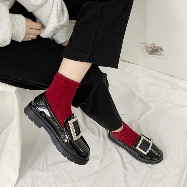 Alkalmi női lakkcipő arany és ezüst csattal fekete színben