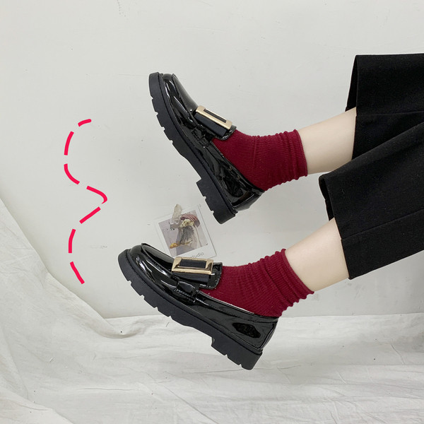 Alkalmi női lakkcipő arany és ezüst csattal fekete színben