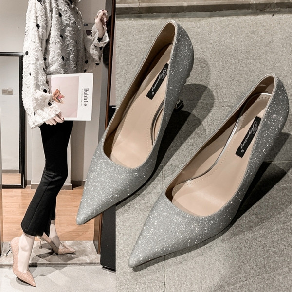 Stílusos női cipő hegyes modell, fényes hatással és vékony sarokkal