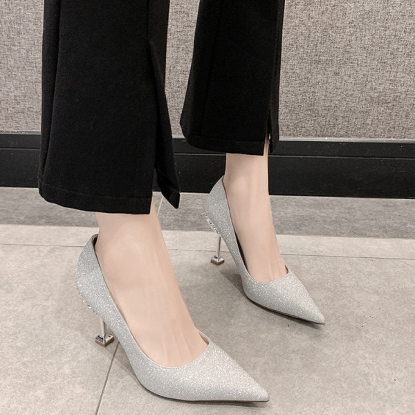 Stílusos női cipő hegyes modell, fényes hatással és vékony sarokkal