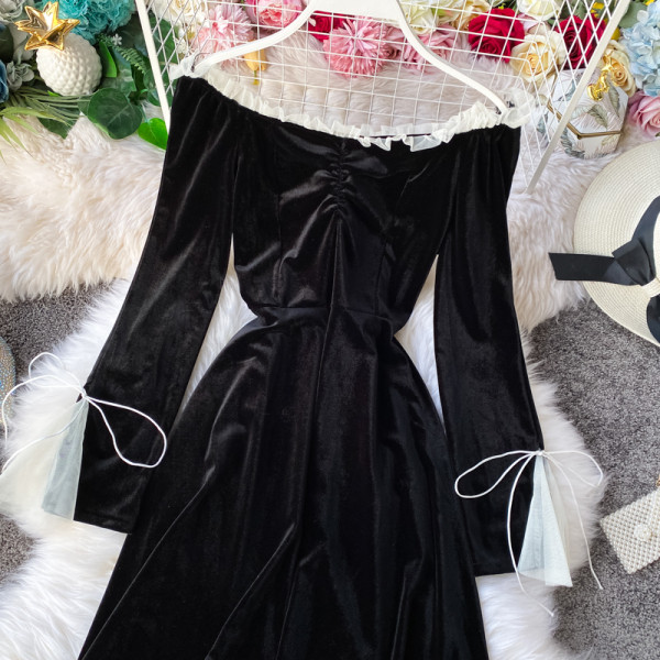 Női ruha csupasz bársony váll- és ujjkötőkkel