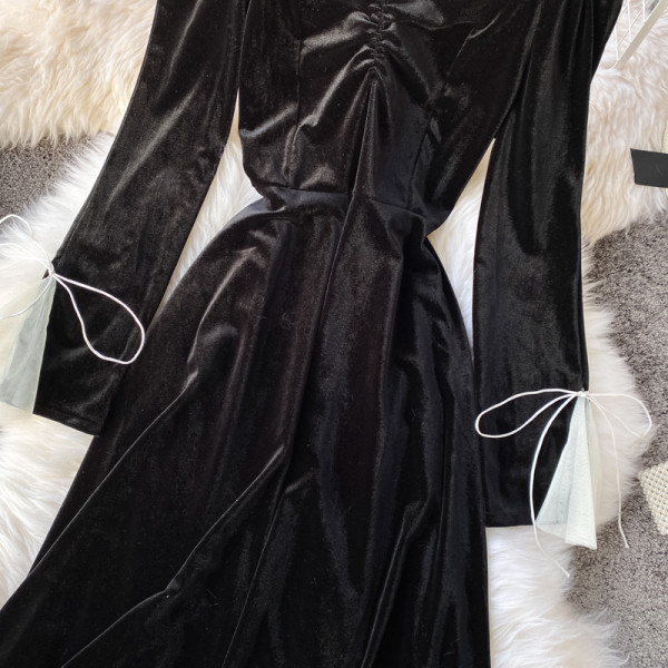 Női ruha csupasz bársony váll- és ujjkötőkkel