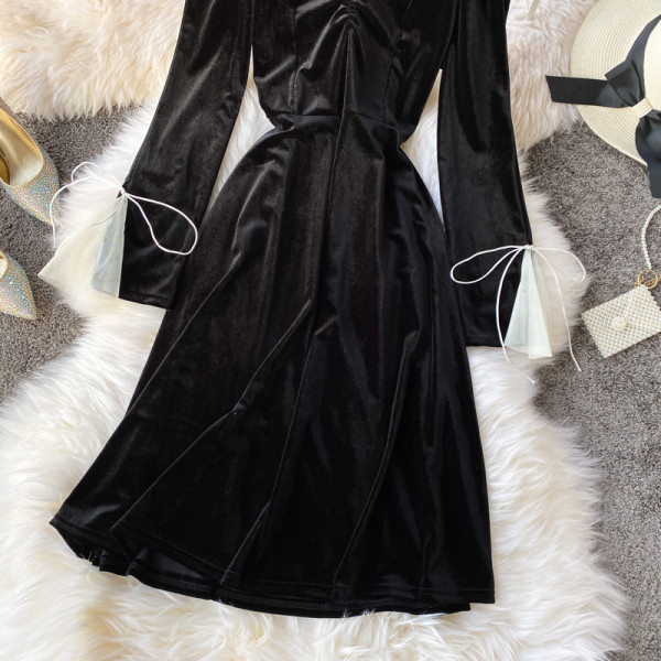 Női ruha csupasz bársony váll- és ujjkötőkkel