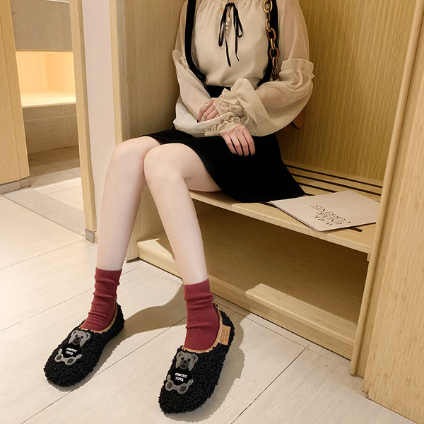 Női pehelypapucs lapos talppal és emblémával