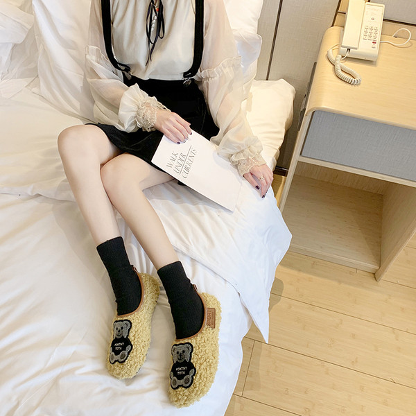 Női pehelypapucs lapos talppal és emblémával