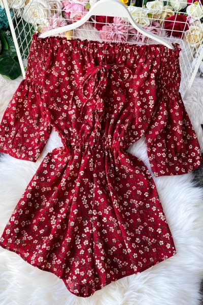 Modern női overál csupasz vállval, virágmintával