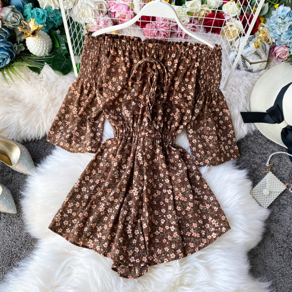 Modern női overál csupasz vállval, virágmintával