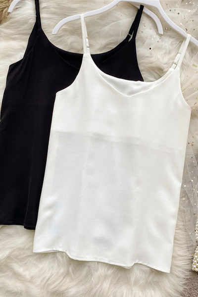 Női felső vékony pántokkal és spitz nyakkivágással