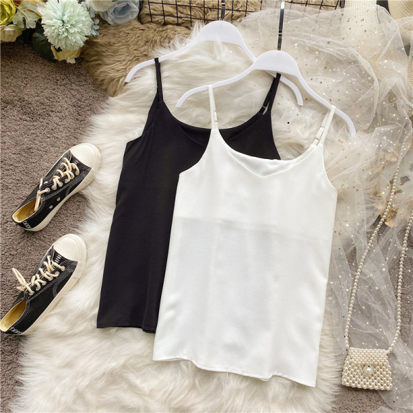 Női felső vékony pántokkal és spitz nyakkivágással