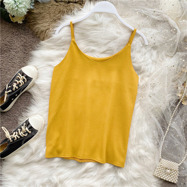 Női felső vékony pántokkal és spitz nyakkivágással