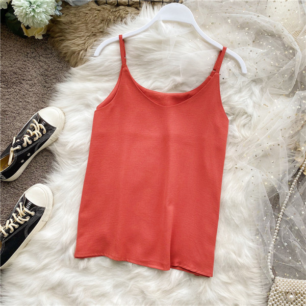 Női felső vékony pántokkal és spitz nyakkivágással