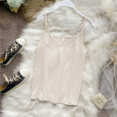 Női lezser felső vékony pántokkal és spitz nyakkivágással